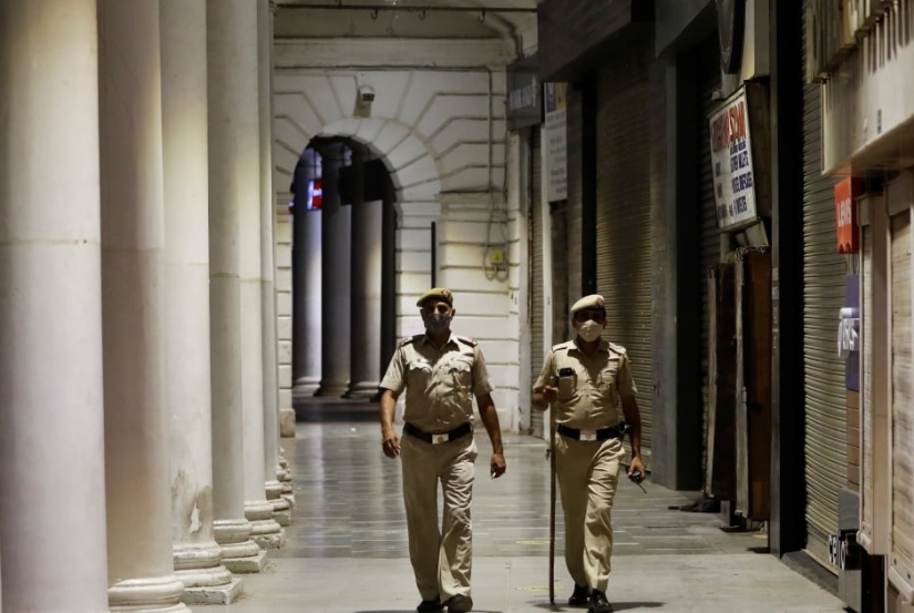 In India, a wife and her lover hired killers for her husband, but everything slipped into some kind of Bollywood