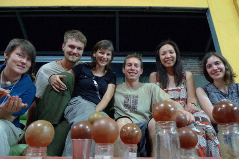 In Japan, they got to the dirt: the Japanese polish balls from the ground to a perfect shine