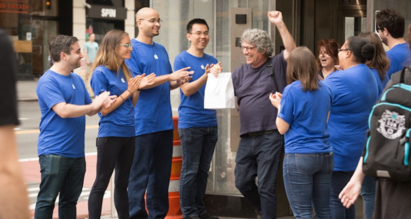 In New York, they put up a fake Apple Store, and a queue for iPhones lined up for it