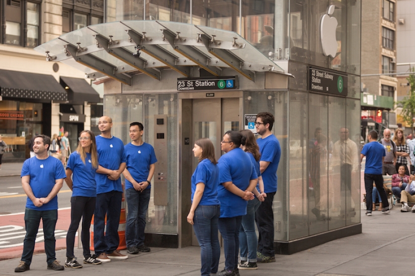 In New York, they put up a fake Apple Store, and a queue for iPhones lined up for it
