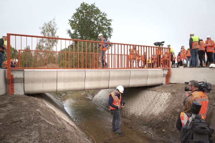 In the Netherlands, a bridge capable of supporting 40 trucks was printed on a 3D printer
