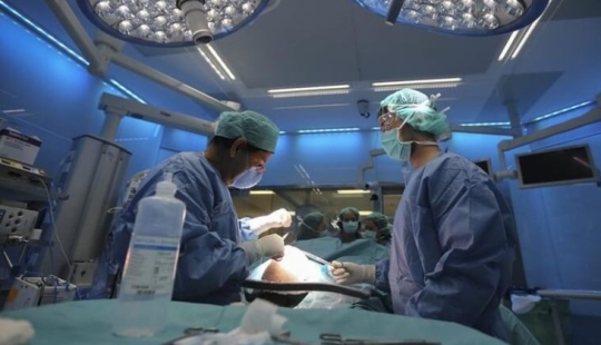 In the UK, the license of a surgeon who burned initials on the liver of patients was revoked In the UK, the license of a surgeon who burned initials on the liver of patients was revoked