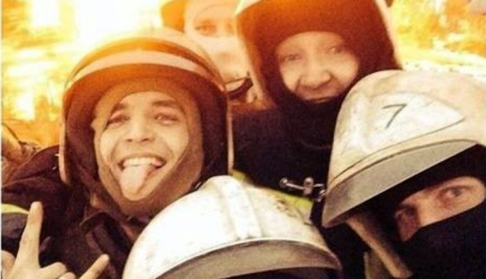 In the United States, a scandal broke out over selfies of firefighters against the background of a burning house