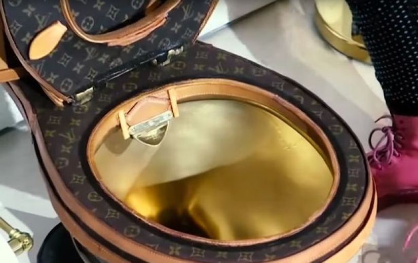 In the USA, a gold toilet covered with Louis Vuitton bags is sold for $ 100,000