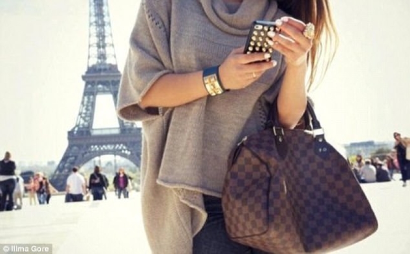 In the USA, a gold toilet covered with Louis Vuitton bags is sold for $ 100,000