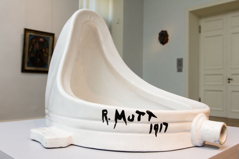 In the USA, a gold toilet covered with Louis Vuitton bags is sold for $ 100,000