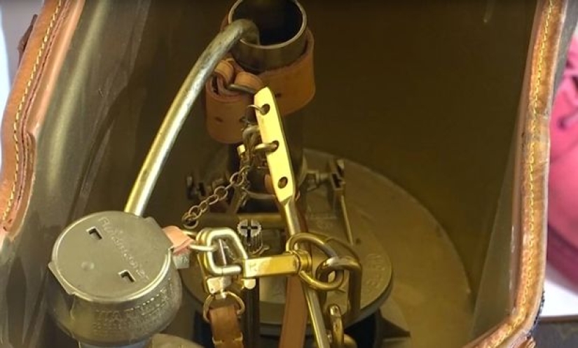 In the USA, a gold toilet covered with Louis Vuitton bags is sold for $ 100,000