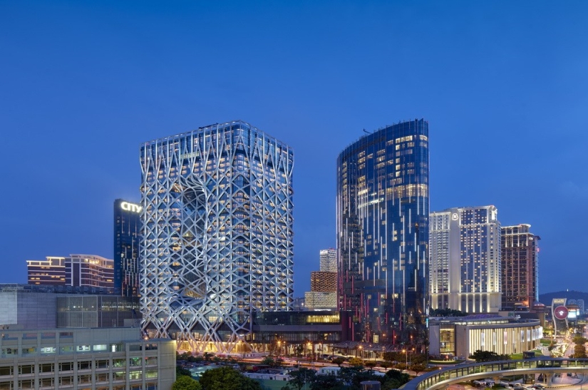 Increíble Morfeo en Macao: se ha abierto un hotel futurista con un exoesqueleto en la capital de los videojuegos