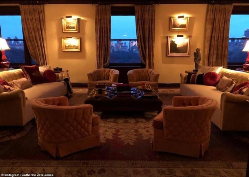 Increíbles vistas, enormes habitaciones y un mar de orquídeas rosadas: visitando a Catherine Zeta-Jones Increíbles vistas, enormes habitaciones y un mar de orquídeas rosadas: visitando a Catherine Zeta-Jones