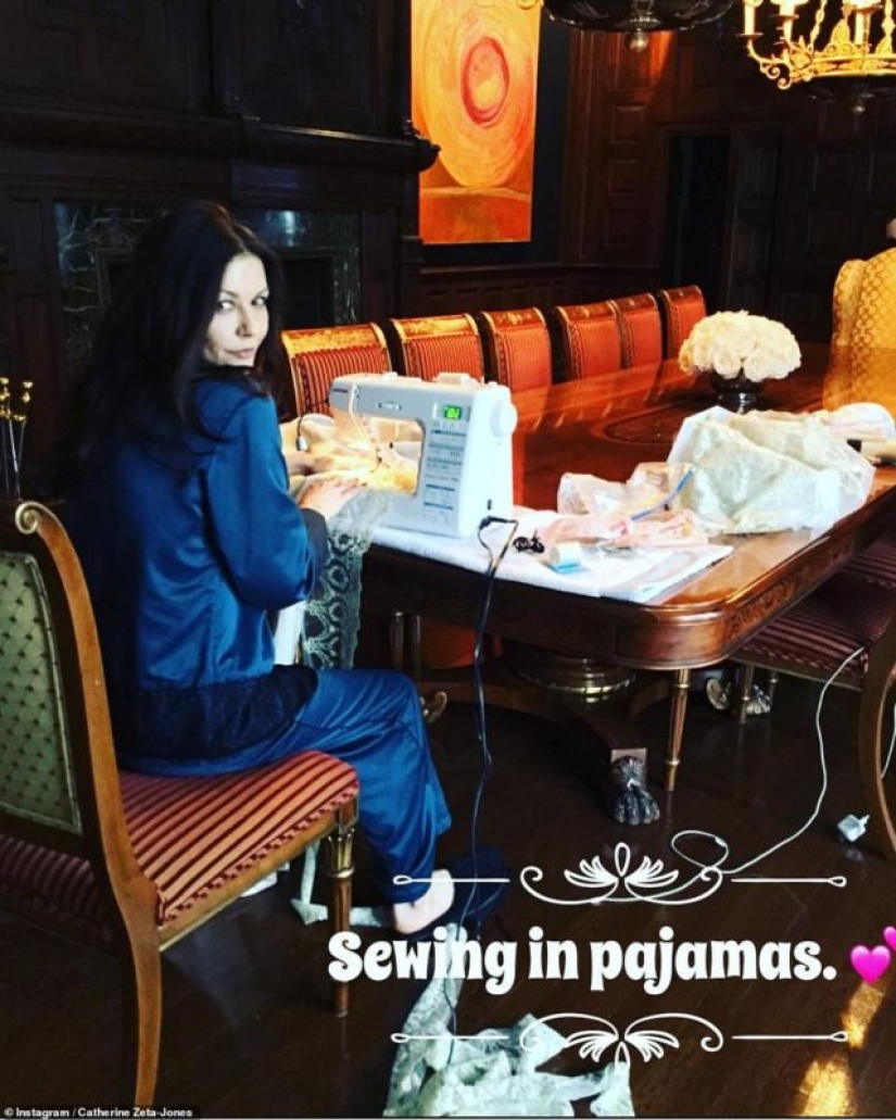 Increíbles vistas, enormes habitaciones y un mar de orquídeas rosadas: visitando a Catherine Zeta-Jones Increíbles vistas, enormes habitaciones y un mar de orquídeas rosadas: visitando a Catherine Zeta-Jones