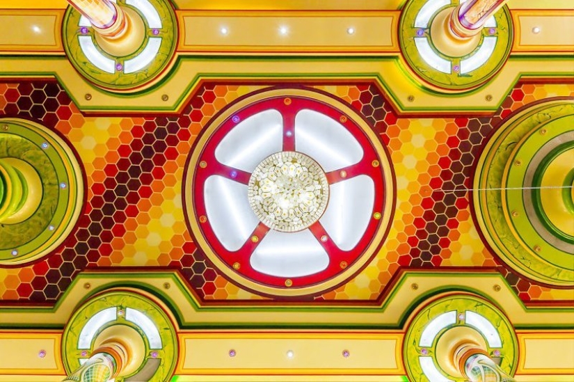 Incredible houses built by rich Indians in Bolivia