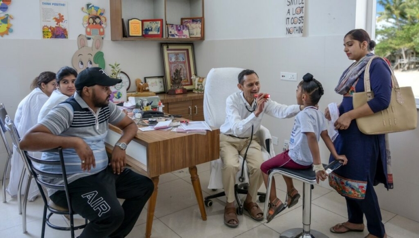 Indian doctor eats cow dung and recommends it to patients Indian doctor eats cow dung and recommends it to patients