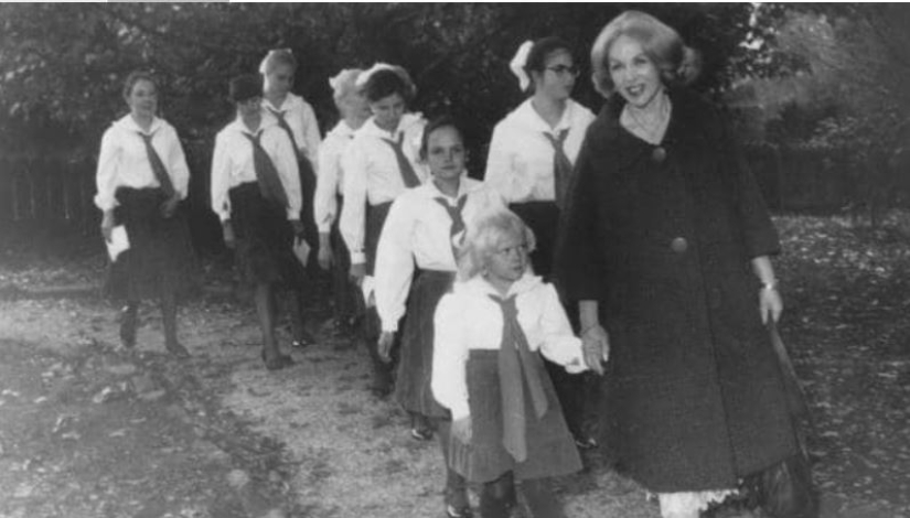 Infancia perdida: hambre, acoso y drogas dentro de la secta" Familiar"