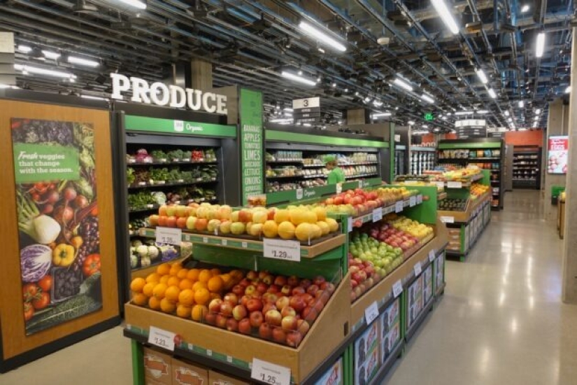 Inside "Amazon Go Grocery": the company opened the first supermarket without cashiers and checkout lanes