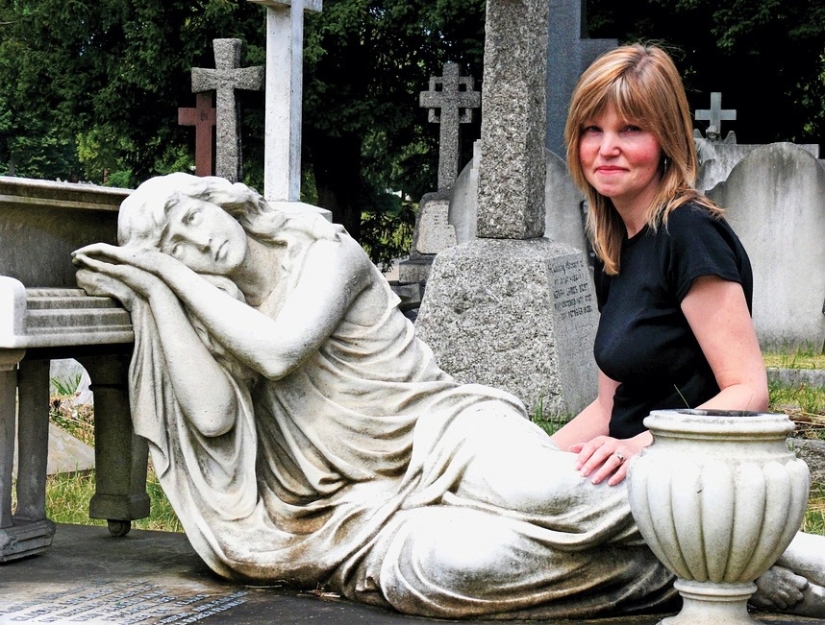 Inspired by death: why a British woman goes to the funeral of strangers