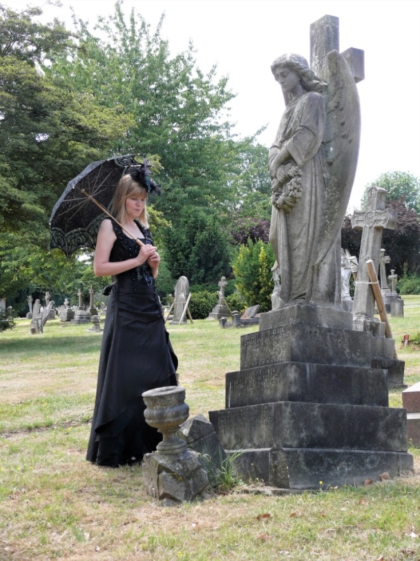 Inspired by death: why a British woman goes to the funeral of strangers