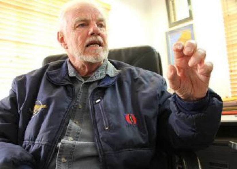 Instinto básico: una madre va de caza con un bebé de 9 meses a la espalda