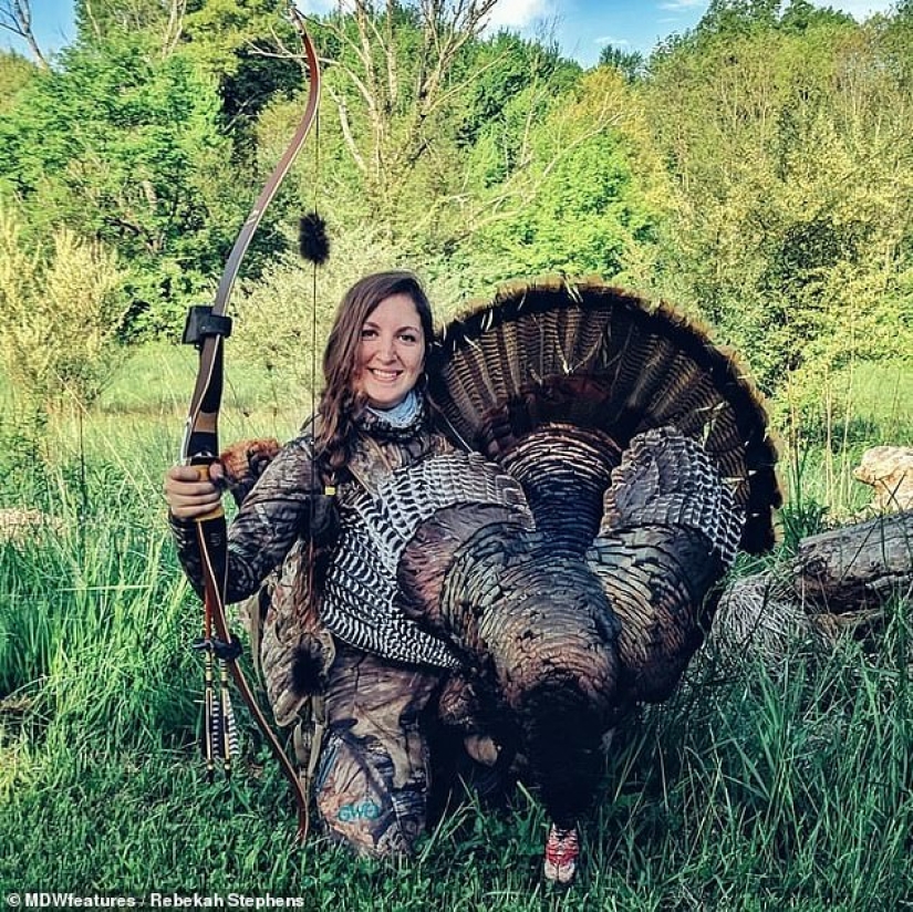 Instinto básico: una madre va de caza con un bebé de 9 meses a la espalda