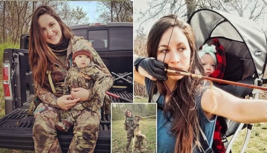 Instinto básico: una madre va de caza con un bebé de 9 meses a la espalda Instinto básico: una madre va de caza con un bebé de 9 meses a la espalda