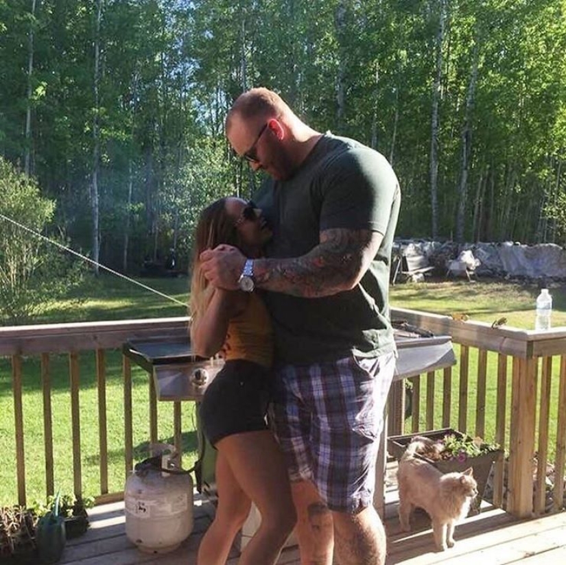 Internet trolls turned on the strongest man on the planet because of a miniature lover Internet trolls turned on the strongest man on the planet because of a miniature lover