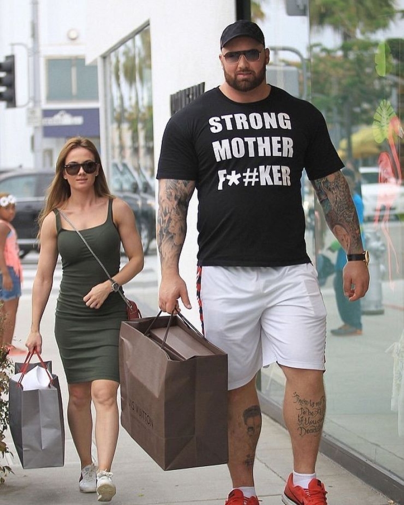 Internet trolls turned on the strongest man on the planet because of a miniature lover Internet trolls turned on the strongest man on the planet because of a miniature lover