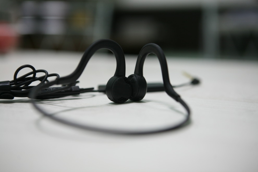 Is it possible to listen to music through your finger: myths and facts about bone conduction of sound