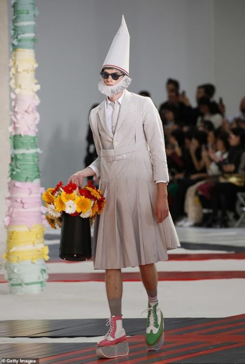 Is it too weak for you to wear such a hat? A pretentious fashion show took place in Paris Is it too weak for you to wear such a hat? A pretentious fashion show took place in Paris