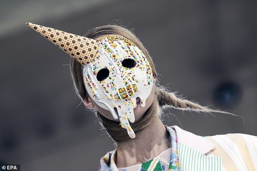 Is it too weak for you to wear such a hat? A pretentious fashion show took place in Paris Is it too weak for you to wear such a hat? A pretentious fashion show took place in Paris