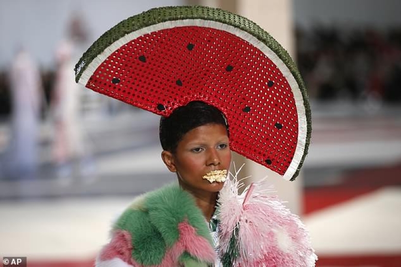 Is it too weak for you to wear such a hat? A pretentious fashion show took place in Paris Is it too weak for you to wear such a hat? A pretentious fashion show took place in Paris