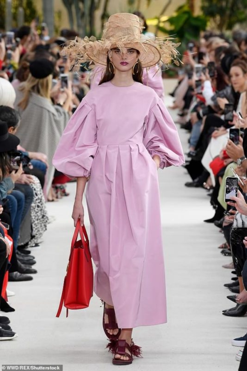 Is it too weak for you to wear such a hat? A pretentious fashion show took place in Paris Is it too weak for you to wear such a hat? A pretentious fashion show took place in Paris