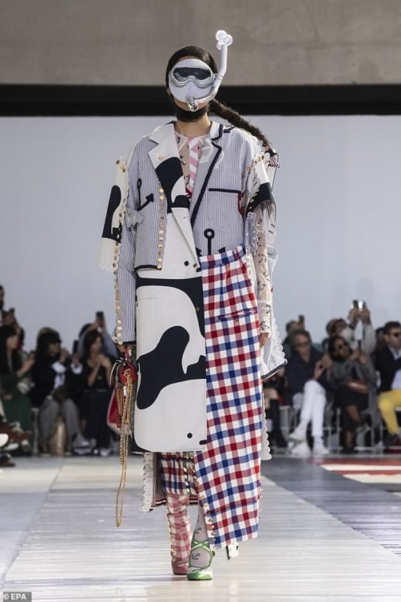 Is it too weak for you to wear such a hat? A pretentious fashion show took place in Paris Is it too weak for you to wear such a hat? A pretentious fashion show took place in Paris