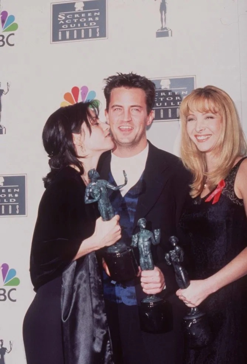 Is this love? Photos of Matthew Perry and Courteney Cox that confirm fans' guesses