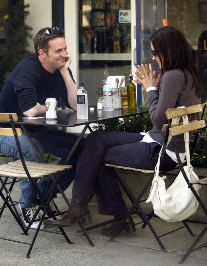 Is this love? Photos of Matthew Perry and Courteney Cox that confirm fans' guesses
