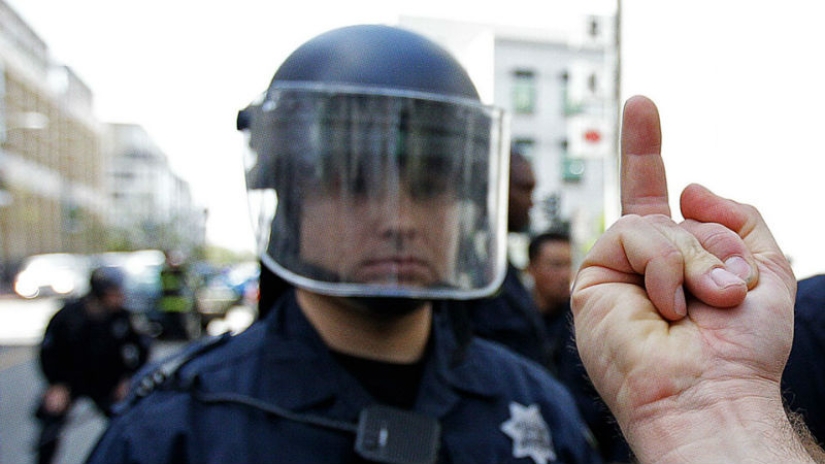 It is not prohibited by law: in the USA, you can show the police the middle finger, but it is better not to It is not prohibited by law: in the USA, you can show the police the middle finger, but it is better not to