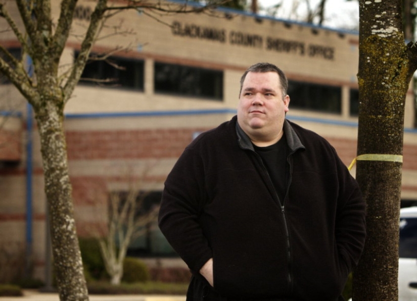 It is not prohibited by law: in the USA, you can show the police the middle finger, but it is better not to It is not prohibited by law: in the USA, you can show the police the middle finger, but it is better not to