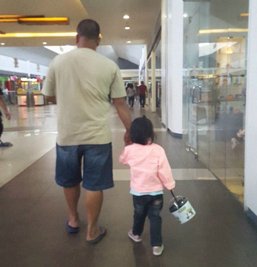 It's so touching! Filipina secretly photographed her husband and daughter for four years