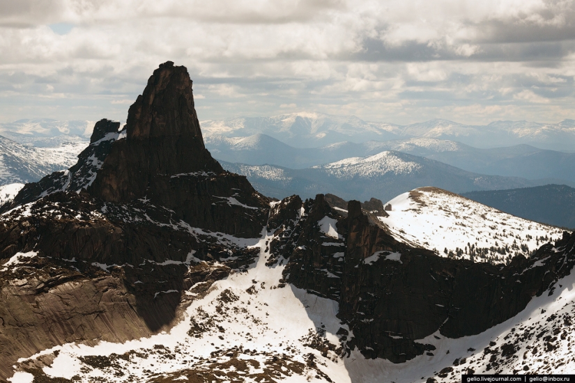 Jakasia desde una altura: Parque Natural Ergaki, Central hidroeléctrica Sayano-Shushenskaya y Abakan