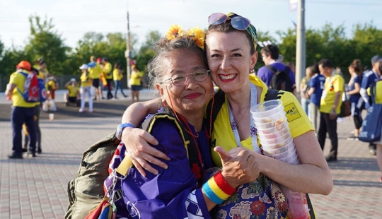 Japanese gift: a fan grandmother gave her lucky kimono to a cheerleader from Colombia after a match in Saransk