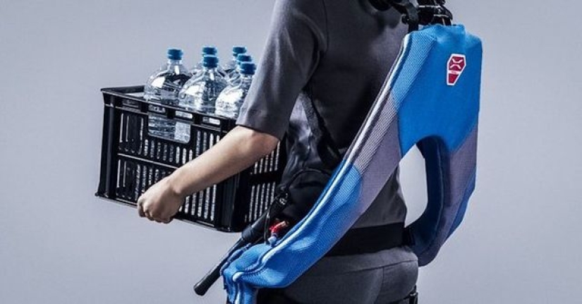 Japanese old men use exoskeletons to keep working Japanese old men use exoskeletons to keep working