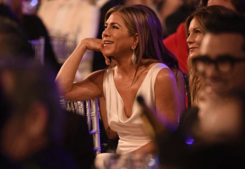 Jennifer Aniston se ve increíble en una nueva sesión de fotos sincera después de abrazar a Brad Pitt