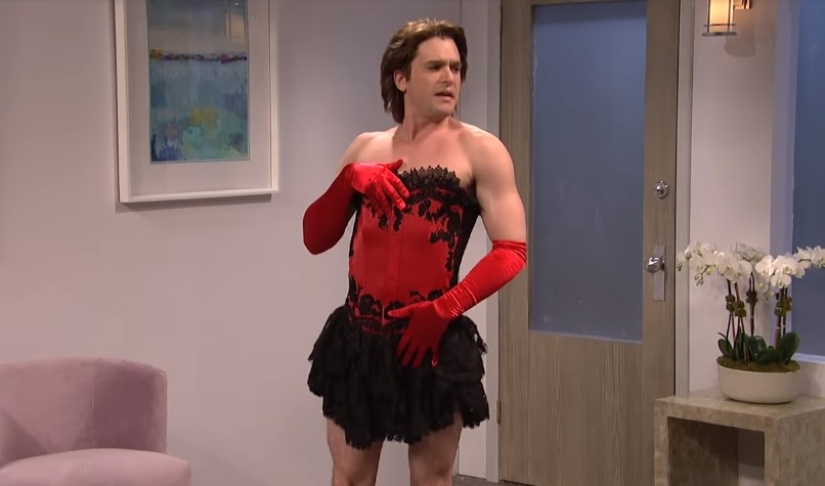 Jon Snow con vestido rojo y tacones. ¡Aún no lo has visto así!