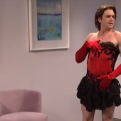 Jon Snow con vestido rojo y tacones. ¡Aún no lo has visto así!