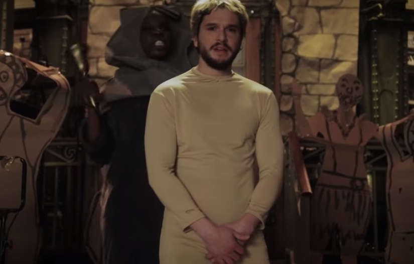 Jon Snow con vestido rojo y tacones. ¡Aún no lo has visto así!