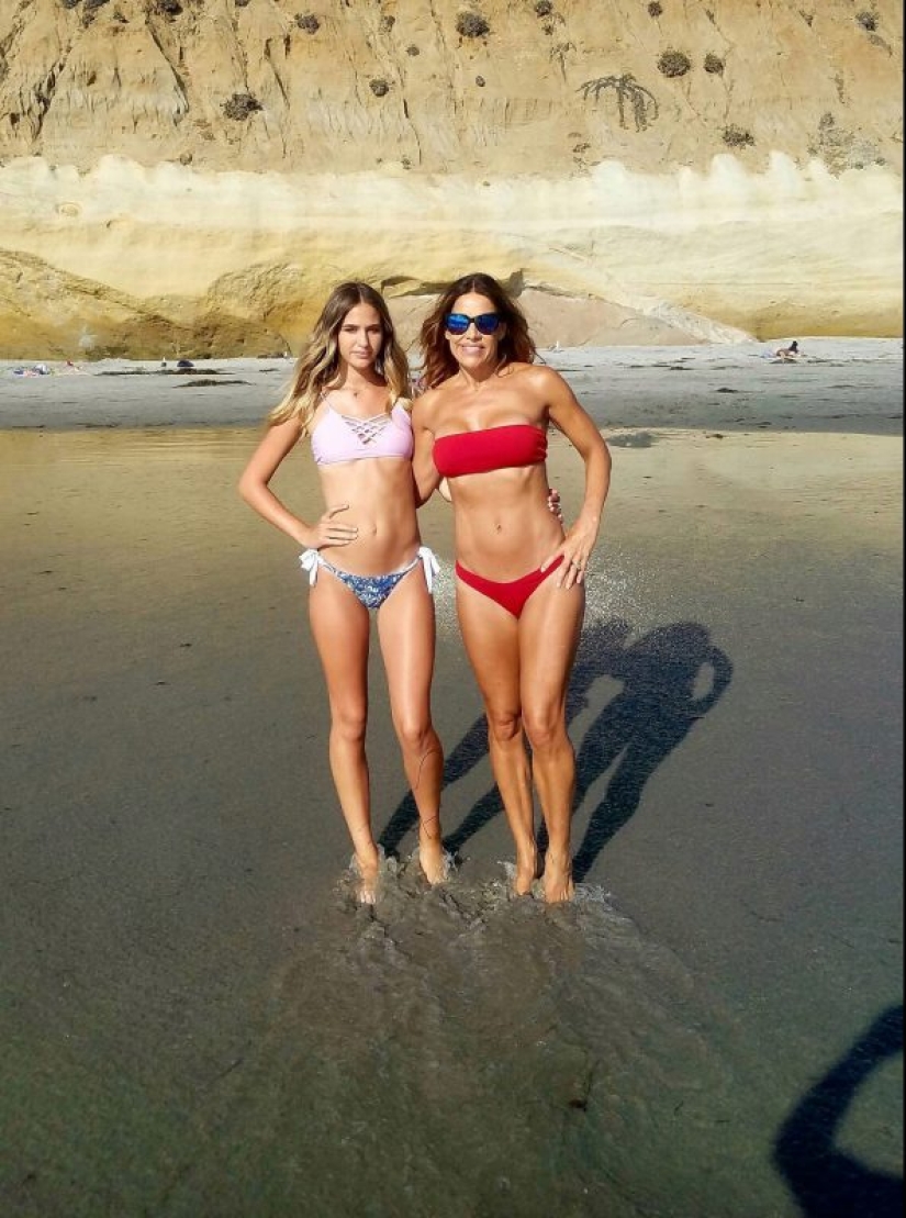 Joven de alma, caliente de cuerpo: una mujer se ve impresionante a los 51 años y se enamora de los chicos Joven de alma, caliente de cuerpo: una mujer se ve impresionante a los 51 años y se enamora de los chicos