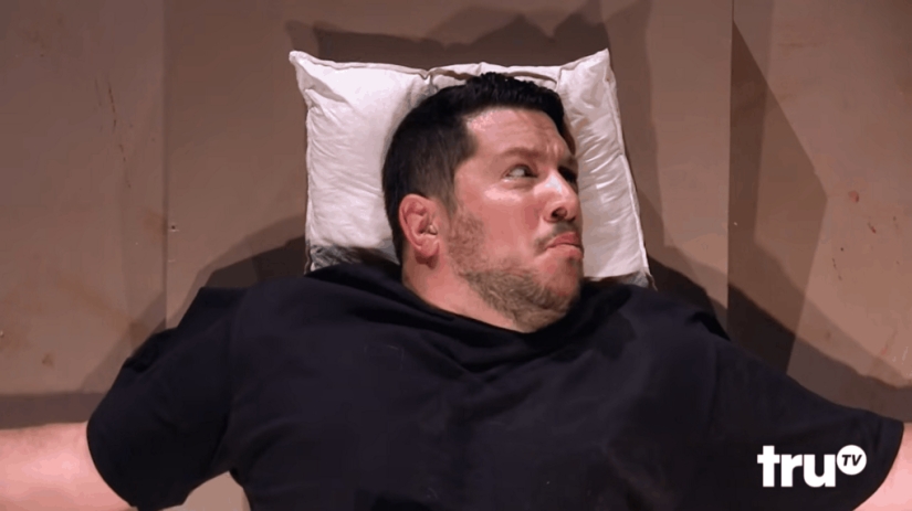 "Juicio por sellos": amigos le dieron a un hombre con ailurofobia la tortura más linda