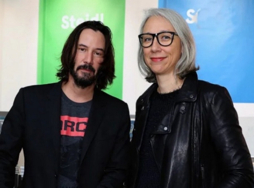 Keanu Reeves finalmente consiguió novia, pero de inmediato la llamaron "rara"