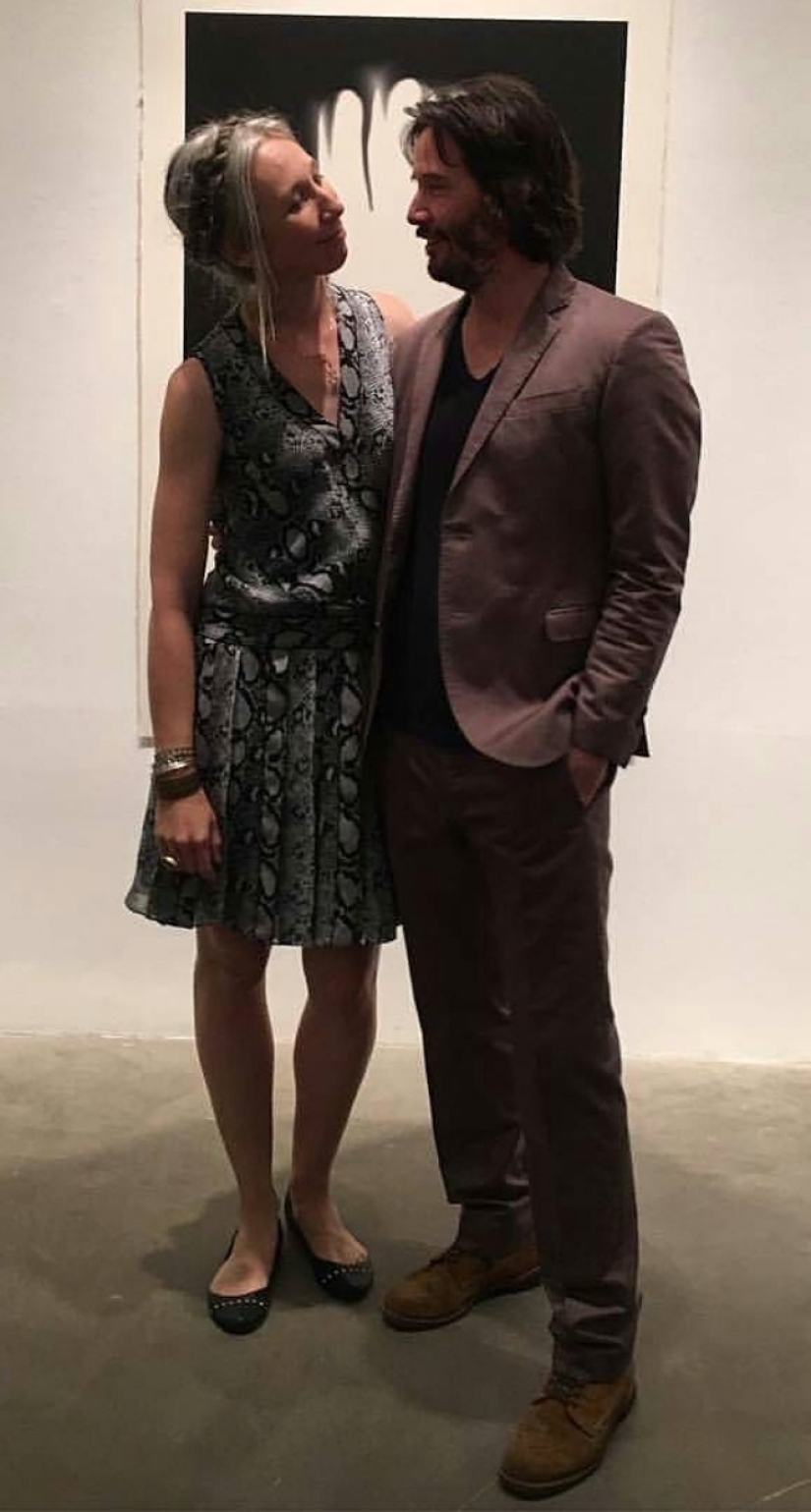 Keanu Reeves finalmente consiguió novia, pero de inmediato la llamaron "rara"