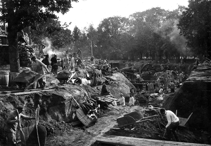 Kids in a cage: 154 years of the Moscow Zoo Kids in a cage: 154 years of the Moscow Zoo