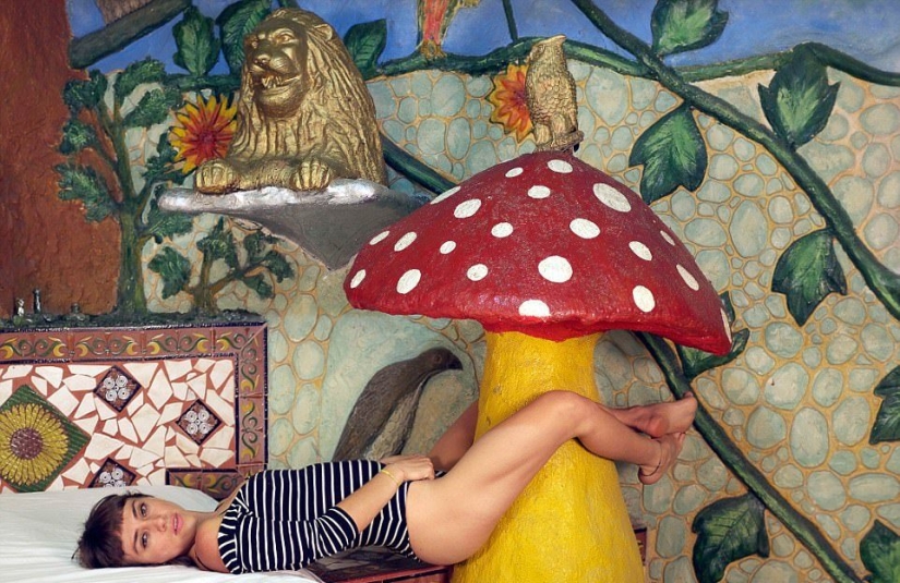 Kiss Me: A Colombian motel for an hour where you can play any role-playing game