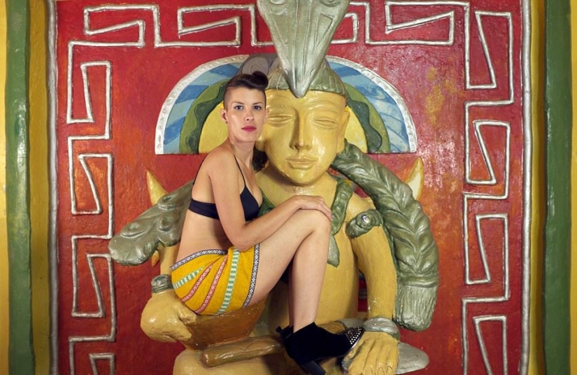 Kiss Me: A Colombian motel for an hour where you can play any role-playing game